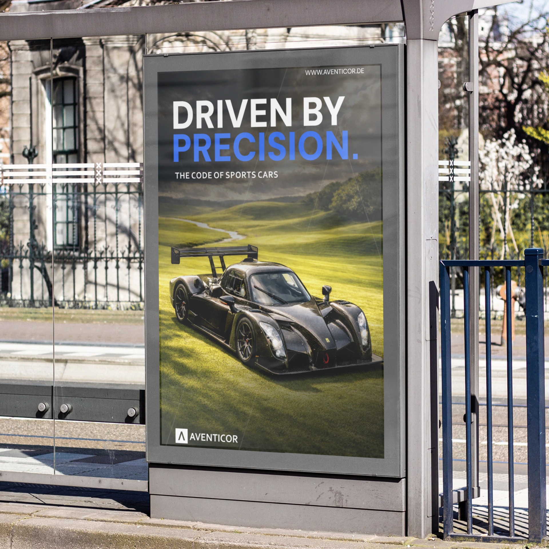 Plakatwerbung fuer Aventicor Sportwagen an einer Bushaltestelle mit dem Slogan Driven by Precision