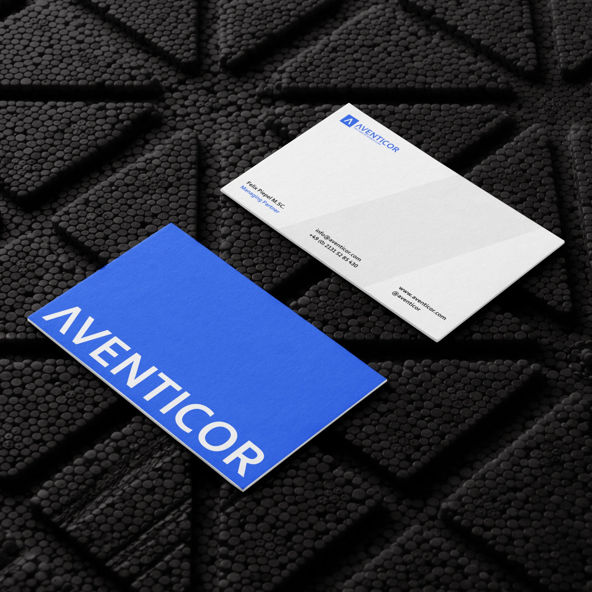 AVENTICOR Visitenkarten in Blau und Weiss als Beispiel fuer Corporate Design und Markenauftritt