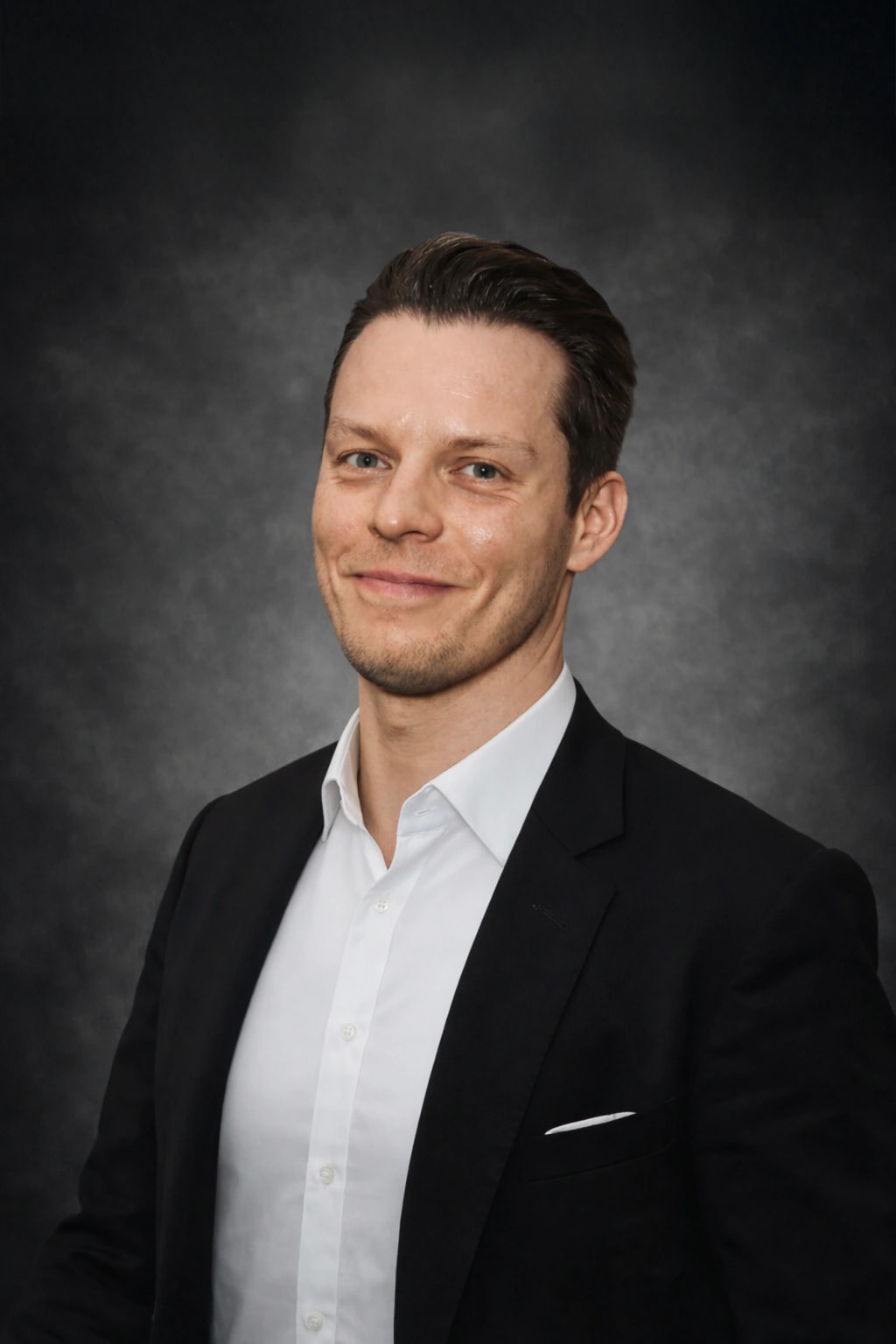 Felix Piepel im schwarzen Anzug, Portrait des Teams der Branding Agentur
