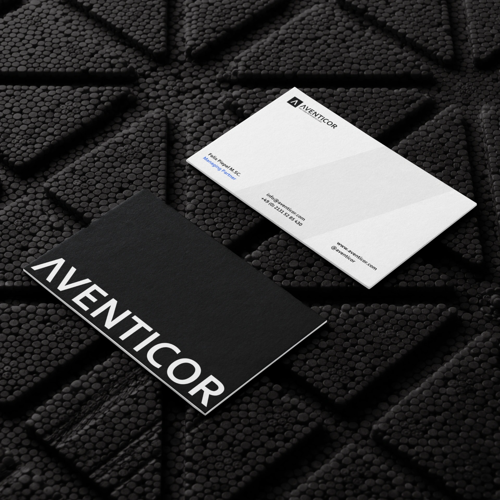 Schwarz-weiße Visitenkarten mit Aventicor Logo als Beispiel für Corporate Design und Markenidentität