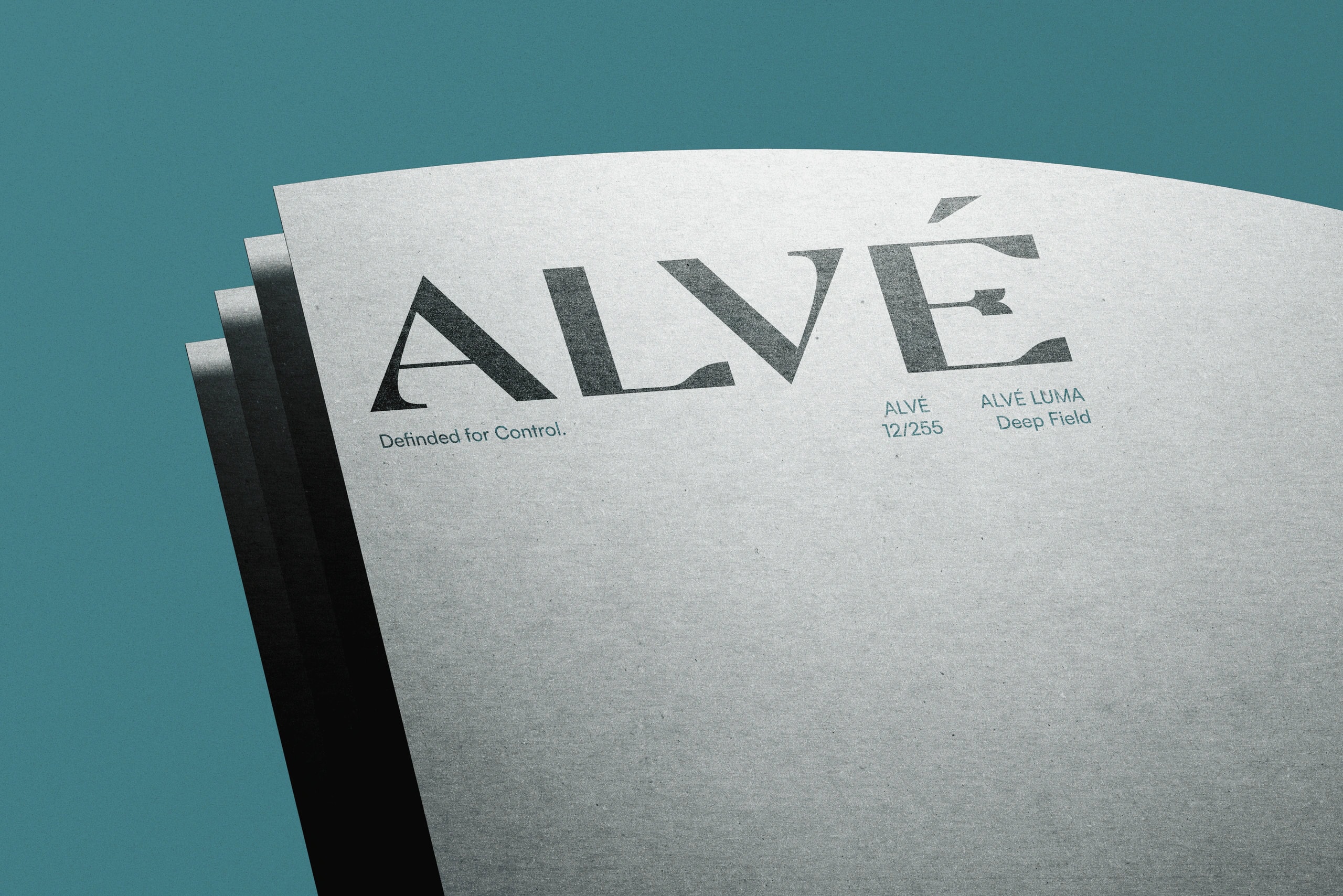 Markenidentitaet fuer ALVE mit Logo und Typografie auf edlem Briefpapier