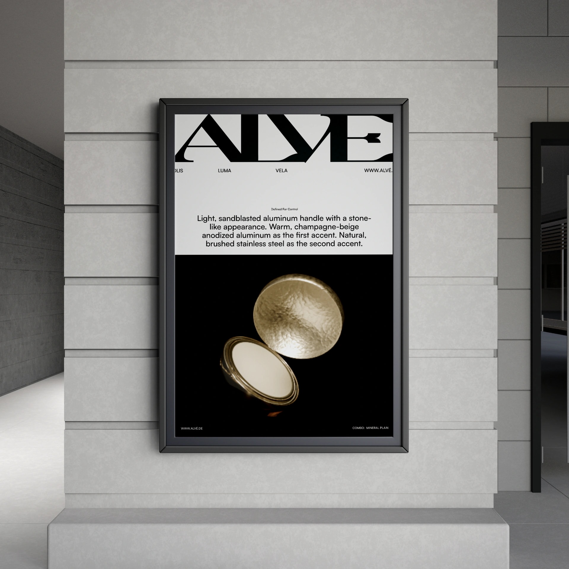 Gerahmtes ALVE Markenposter mit Typografie und champagnerfarbenem Produkt an Betonwand