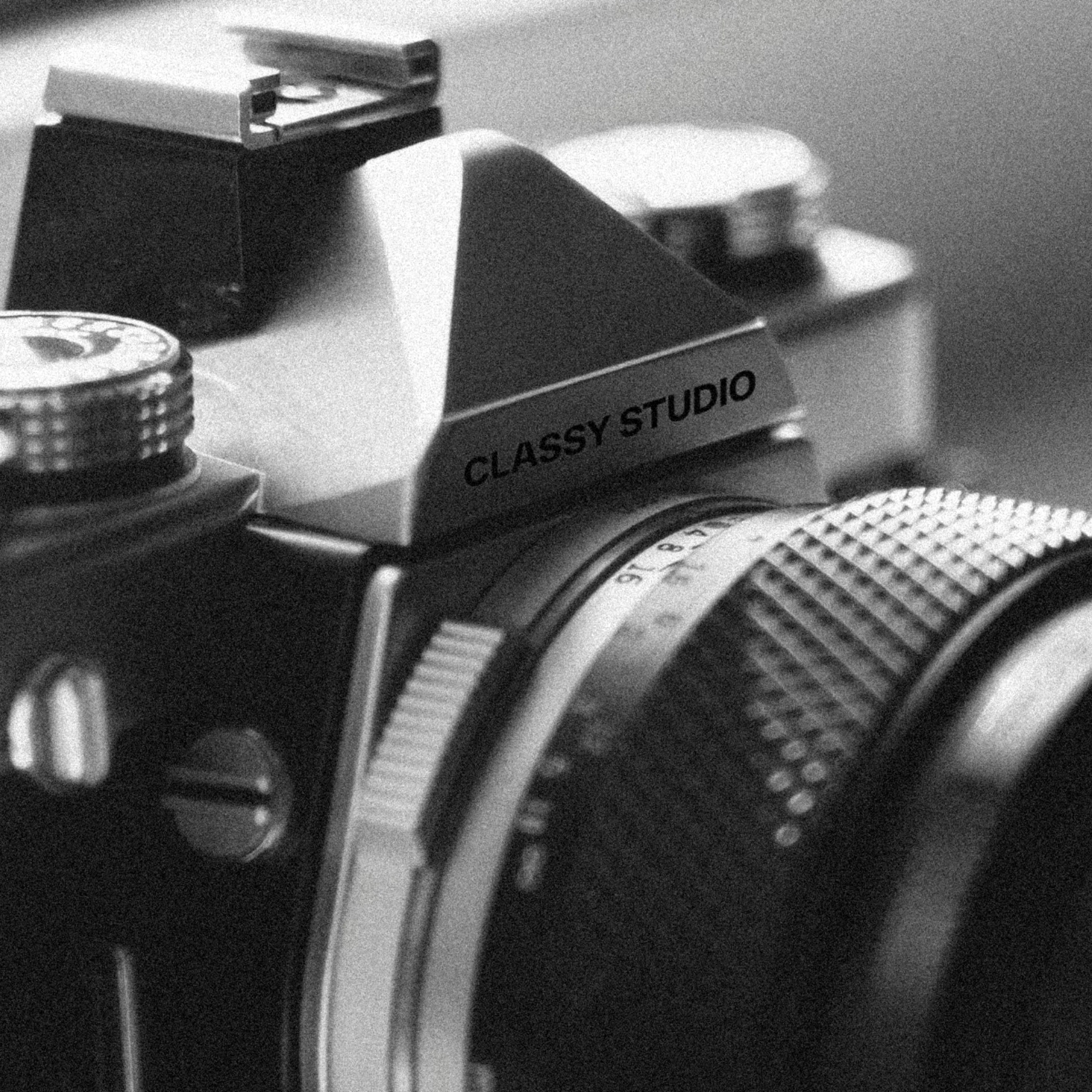 Analoge Spiegelreflexkamera mit Objektiv und Schriftzug Classy Studio in Schwarzweiss