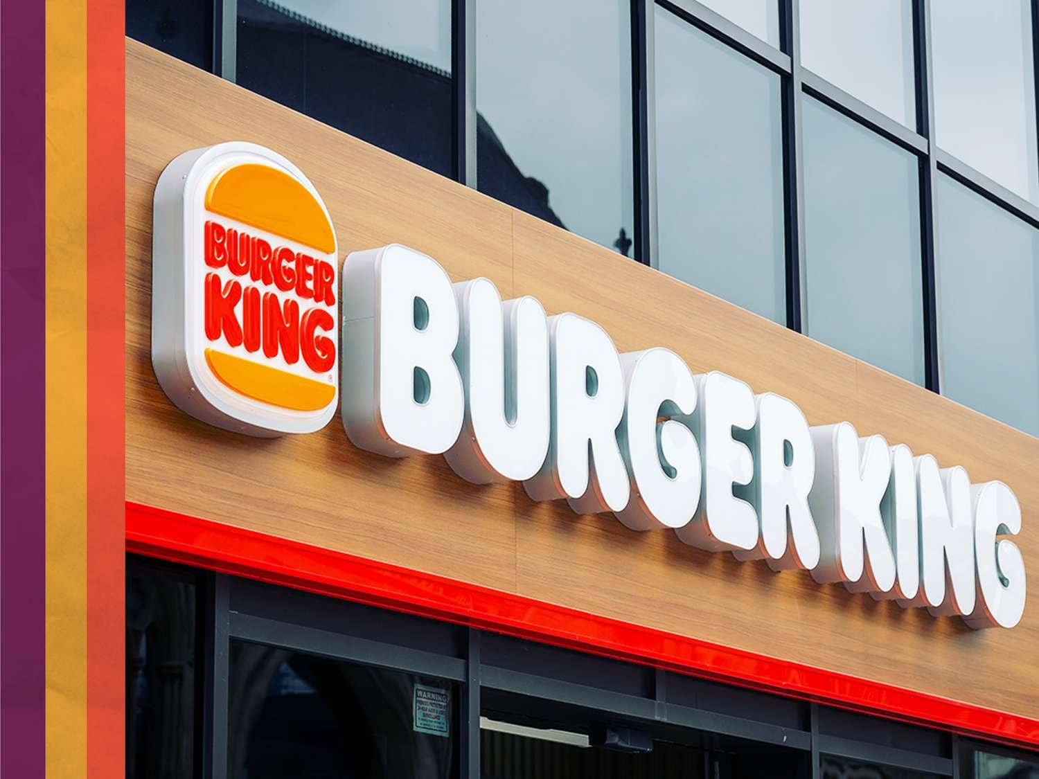 Burger King Schild und Logo an der Fassade als Beispiel für Markenidentität