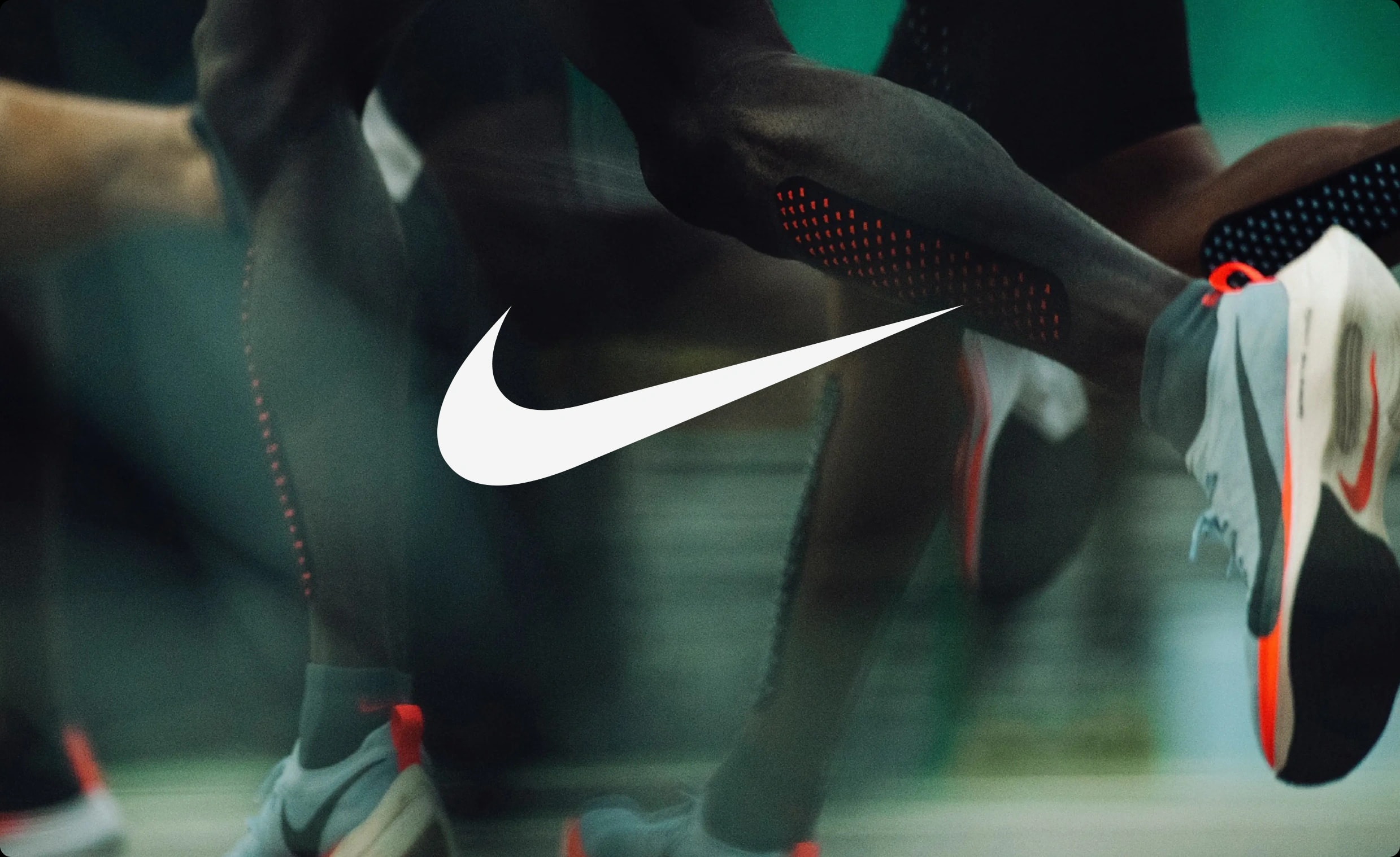 Nike Swoosh Logo vor Läufern mit Laufschuhen als Beispiel starker Markenidentität
