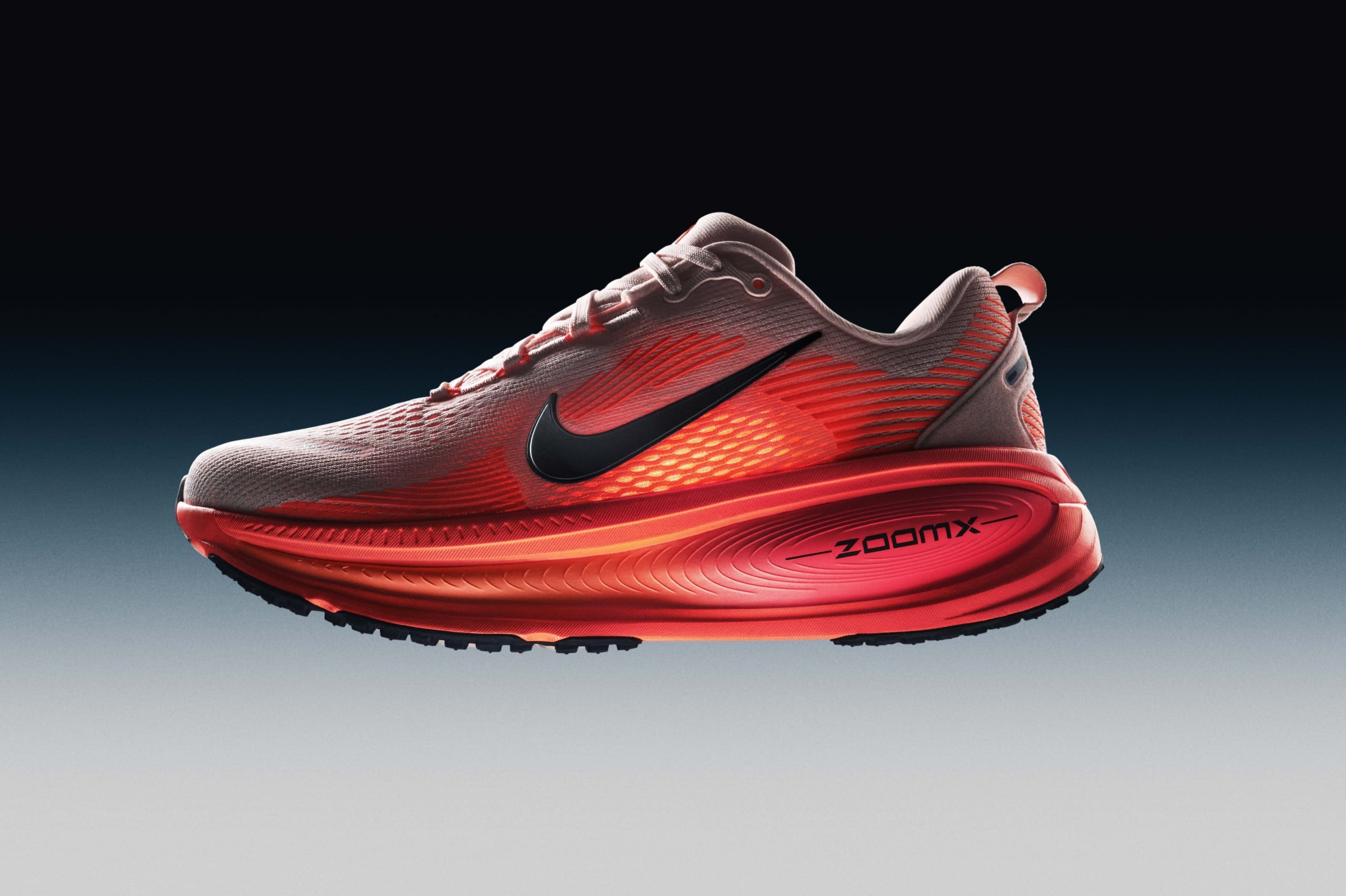 Roter Nike ZoomX Laufschuh in Seitenansicht schwebend vor dunklem Hintergrund
