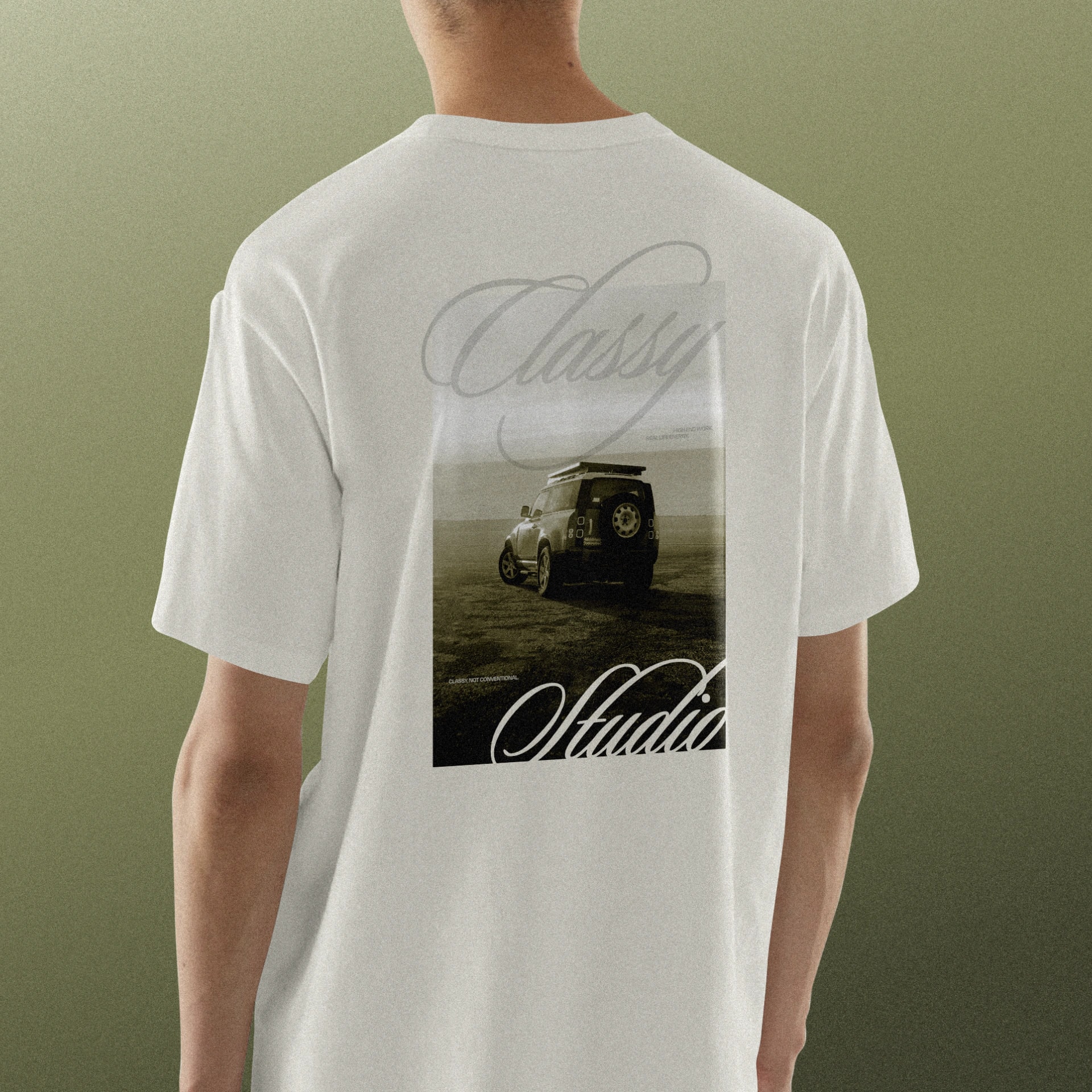Mann traegt weisses Oversize T-Shirt mit Classy Studio Print und Gelaendewagen-Motiv